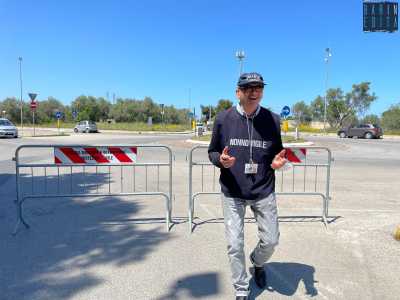 ...e �nonno vigile� davanti, dalla quale pendono fischietto e tesserino di riconoscimento